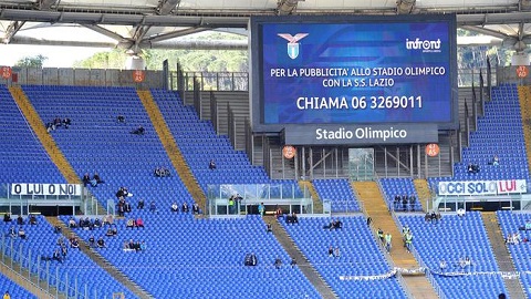 Calcio:Olimpico semi-deserto, striscione "la Lazio è nostra"
