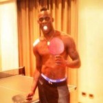 Balotelli gioca a Ping Pong con la spalla infortunata