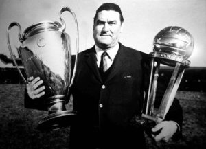 Bildnummer: 00512765 Datum: 01.11.1969 Copyright: imago/Buzzi Trainer Nereo Rocco (Milan) mit dem Europapokal der Landesmeister (li.) und dem Weltpokal; Vneg, Vsw, quer, close, Coach, Trophäe, Trophäen, Pokal, Pokale, Europacup, Europapokalsieg, Europapokalsieger, Europacupsieger, Europacupsieg, Weltpokalsieg, Weltpokalsieger Serie A 1969/1970, 1. Italienische Liga, Vorstellung, Präsentation, Pressetermin, Mailand Fußball EC 1 Herren Mannschaft Italien Einzelbild Randmotiv Personen Objekte